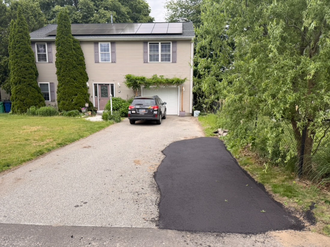 Base layer of asphalt laid